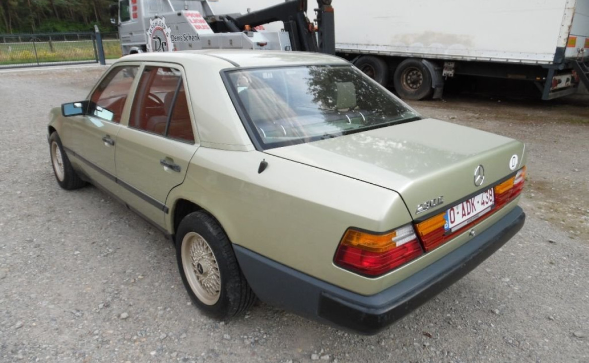 Mercedes-Benz 200-serie 230 E model 124