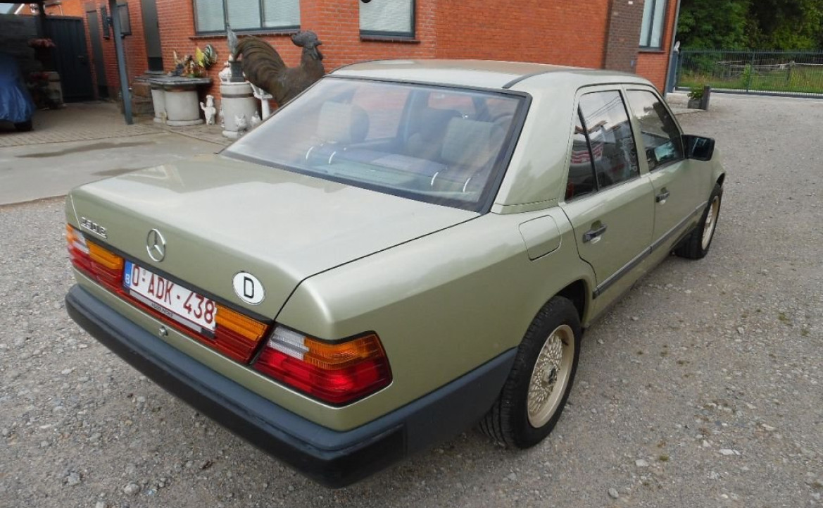 Mercedes-Benz 200-serie 230 E model 124